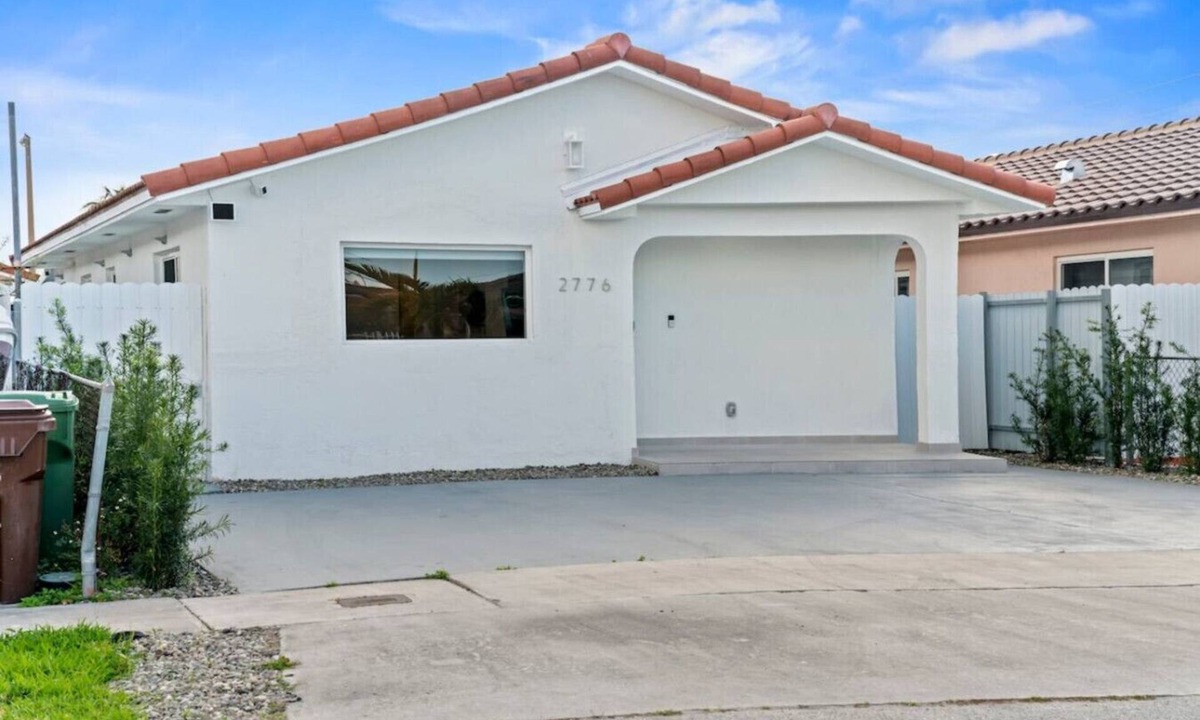 Hialeah House | Modern Hialeah Escape: Backyard| Casino| Park