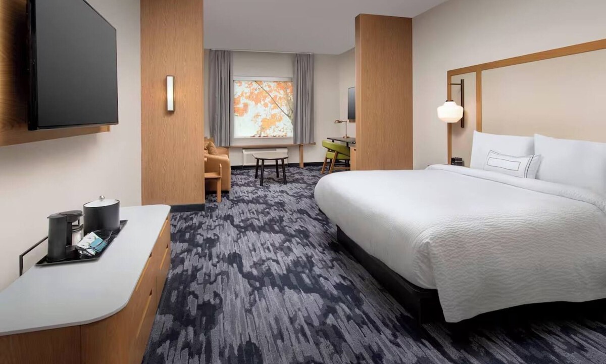 Doral Hotel | Modern & Inviting 4 Executive King Suite w/Free Breakfast Near Shopping Center