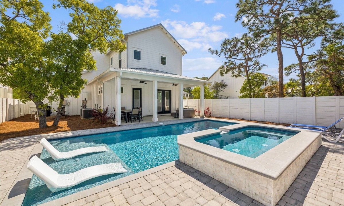 San Juan House | Modern Pet-Friendly Retreat for Families w/2 Bunk Rooms | Brand New Pool!