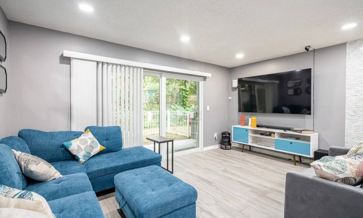 Disston Heights House | Modern Spacious 1-bed Townhome, in St. Pete, 10min Downtown, 15min St Pete Beach