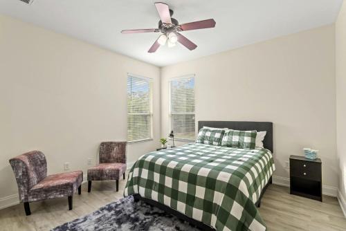 Port Richey House | Modern Spacious Getaway: Heated Pool, Movie Room, Huge Yard & Event-Friendly in New Port Richey, Florida