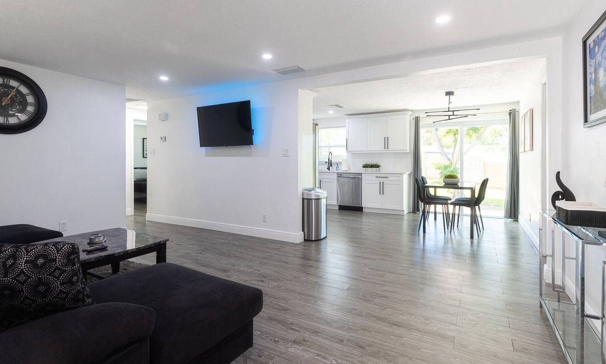 Brandon House | Modern Tampa Area Home 15 Min From Downtown