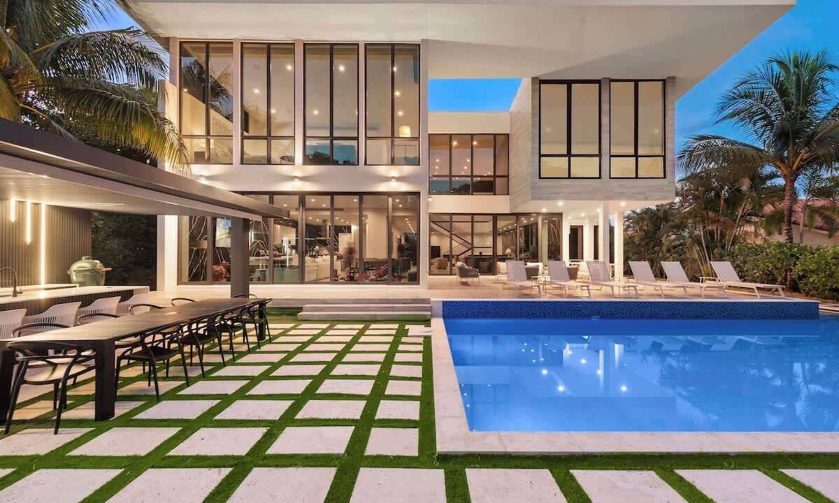 Seybold House | Modern Waterfront mansion