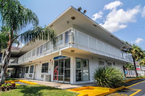 Doctors Inlet Hotel | Motel 6-Jacksonville, FL - Orange Park