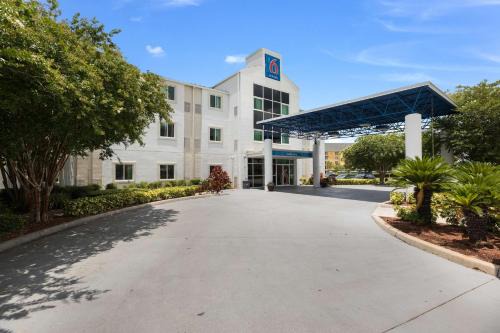 Florida Center Hotel | Motel 6-Orlando, FL - International Dr