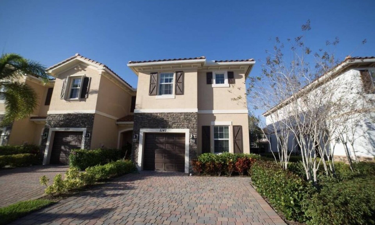 Hunt Club House | Move-in ready townhouse in sought-after Charleston Commons gated community.