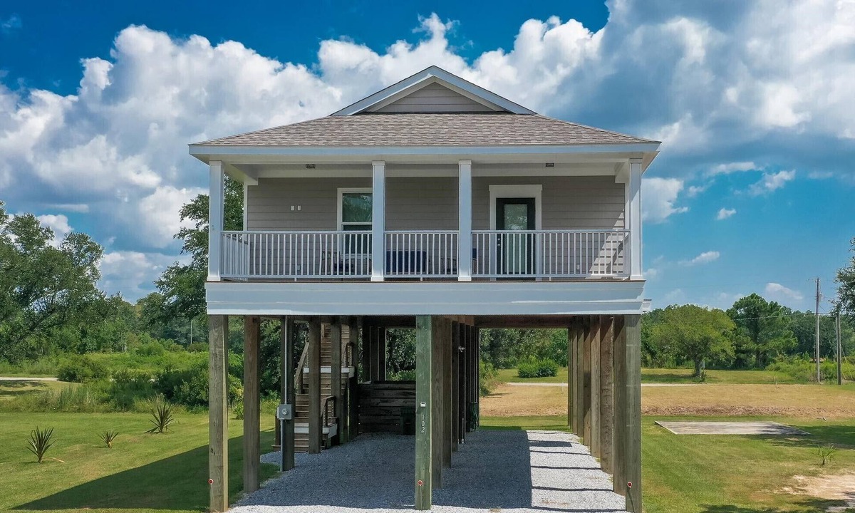 Long Beach House | MS Gulf View Retreat Firepit & Walk to Beach