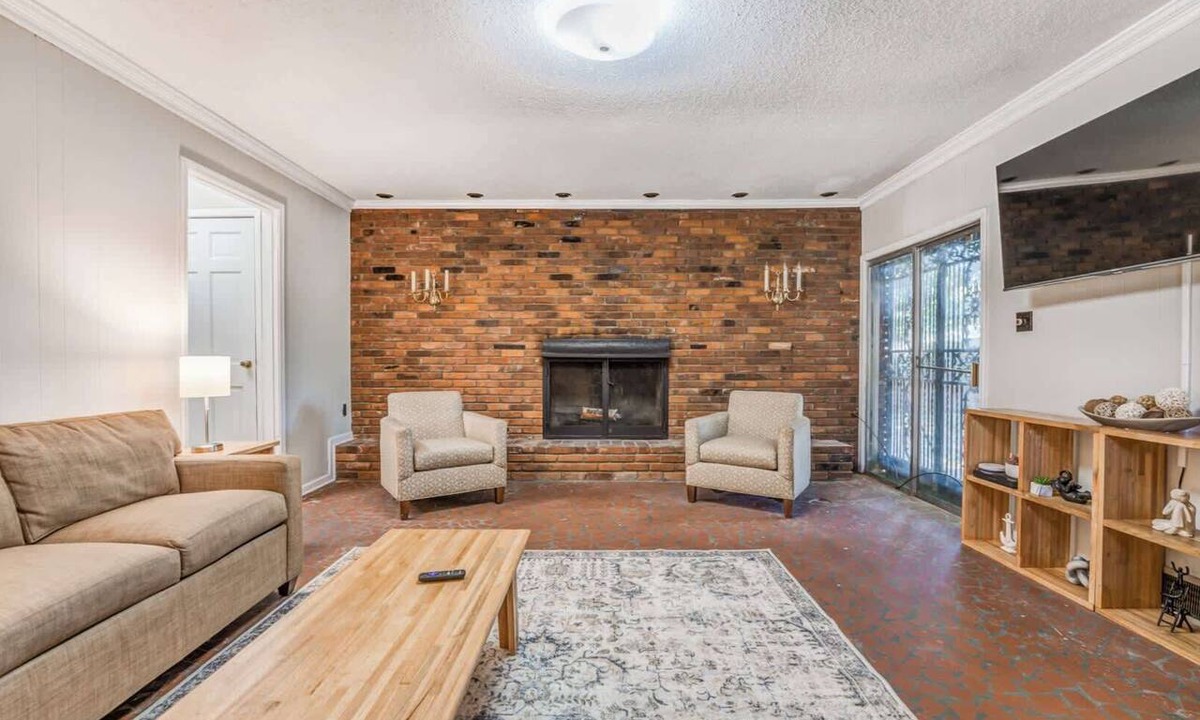 Whitehaven House | Near the Airport and Graceland! Holmesdale Hideout