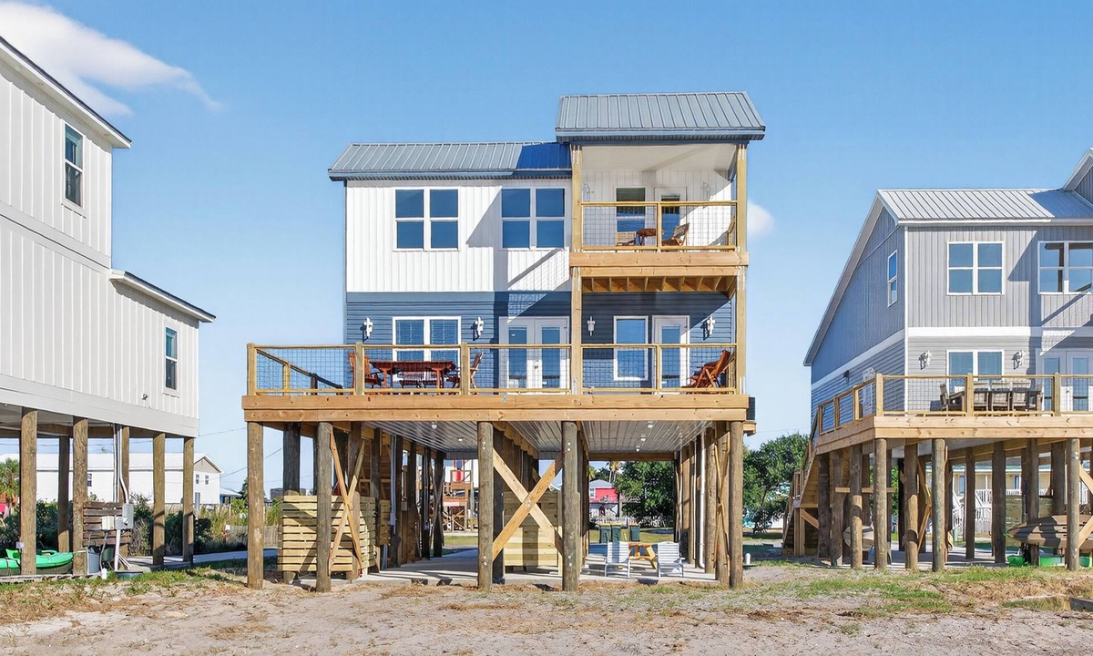 Fort Morgan Pines Cottage | New Bay Cottage! Private Pier, Kayaks, Bring a Boat, Easy Beach Access! Dogs OK!