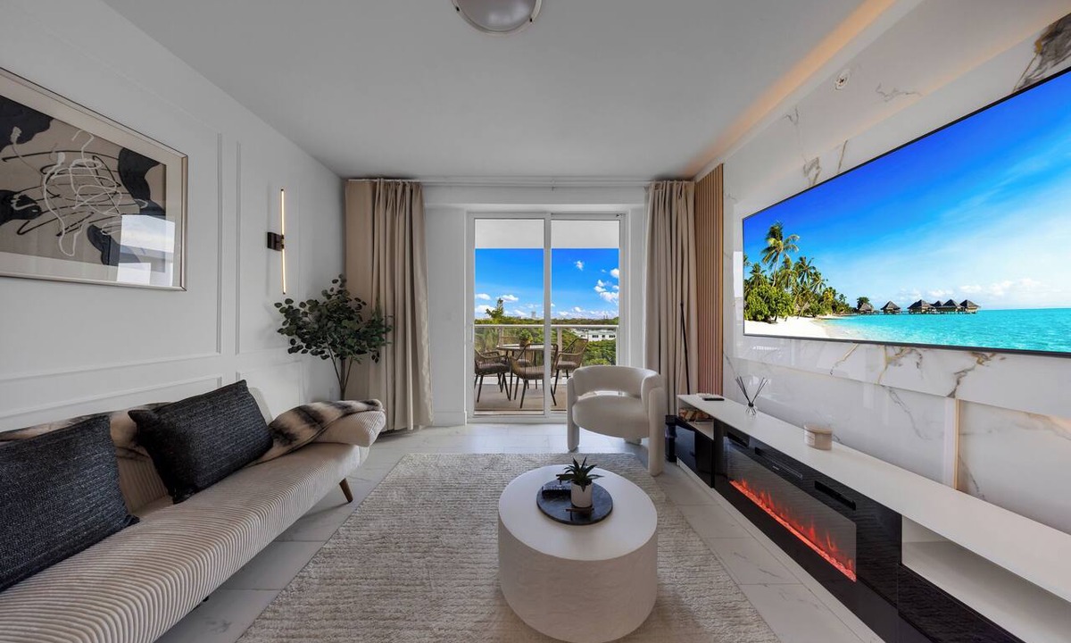 Parkside Apartment | New Condo Luxury Penthouse - Walk to Downtown Pool Gym Free Parking