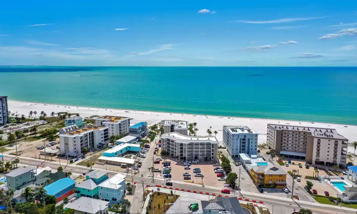 Fort Myers Beach Condo | New Gulf Front Pent House 2-bedroom condo on beautiful Fort Myers Beach