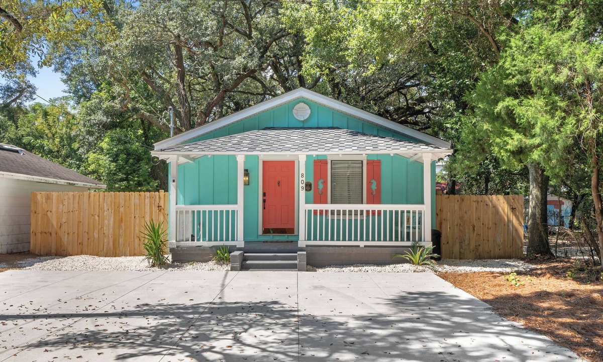 South Pensacola House | * New In-ground pool * Dog Friendly! * 4 miles to NAS, 10 miles to Pensacola Beach * 3 Bedrooms- King, Queen & Full Bed * Astro Turfed Yard * Washer & Dryer * Smart TVs in Living Room & Primary Bedroom * Outdoor Grill * 3 Car