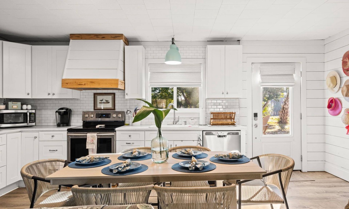 Laguna Beach Estates House | New Listing! Short walk to Perfect Laguna Beach! Covered Patio~ Quiet Community