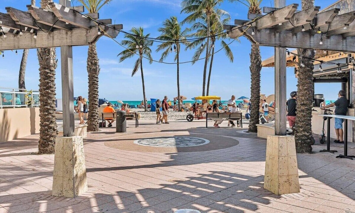 Royal Poinciana House | New & Modern w/2 Beds Mins to Beach & Casino #21B