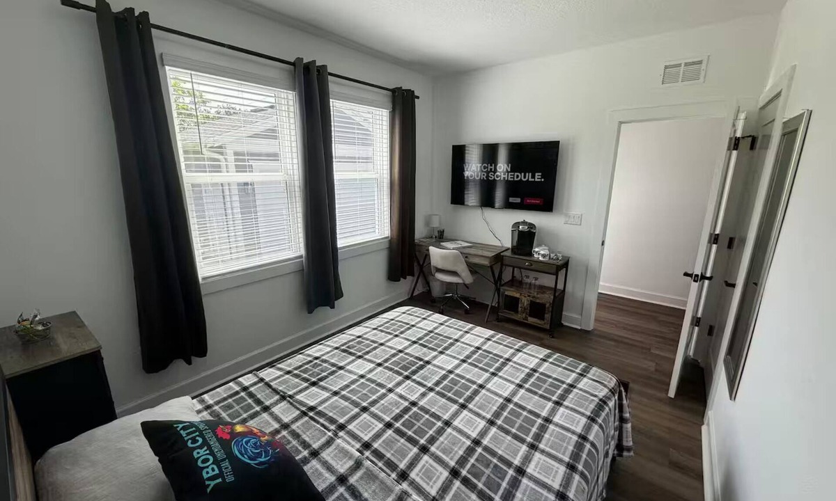 East Ybor Apartment | New Stylish 1BR Private Entry Walk to Ybor City Bikes Included
