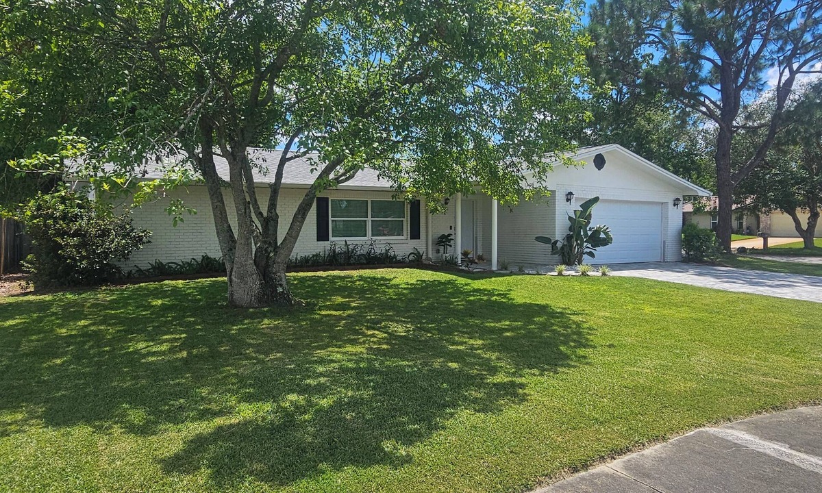 Willow Run House | Newly Renovated Modern Home Race & Beach in Port Orange