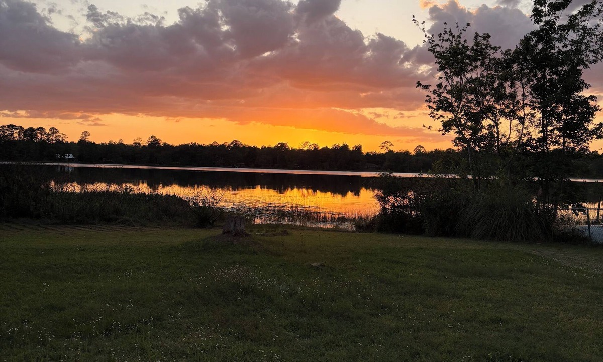 Silver Springs Cottage | No snow here, so enjoy Florida at a lake off the beaten path. Fresh,clean,comfy.