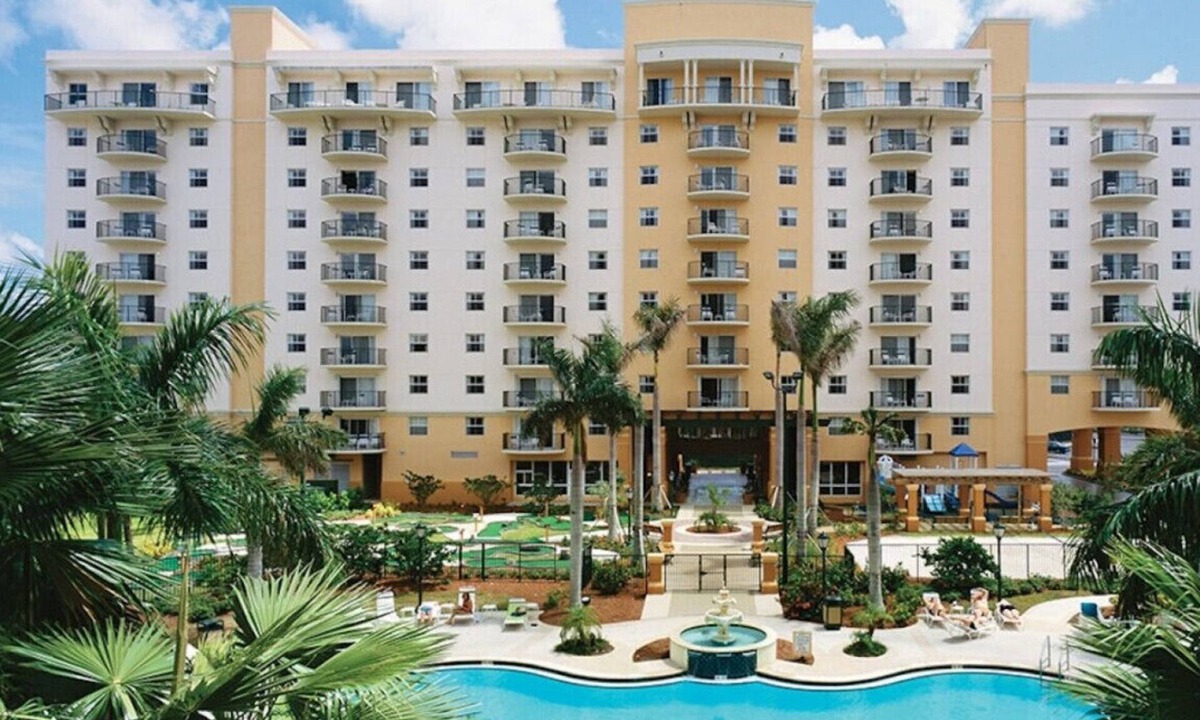 Survey Creek Resort | Official Wyndham Palm-Aire 2BR Suite - Sleeps 8 - Pools, Balcony & Resort Access