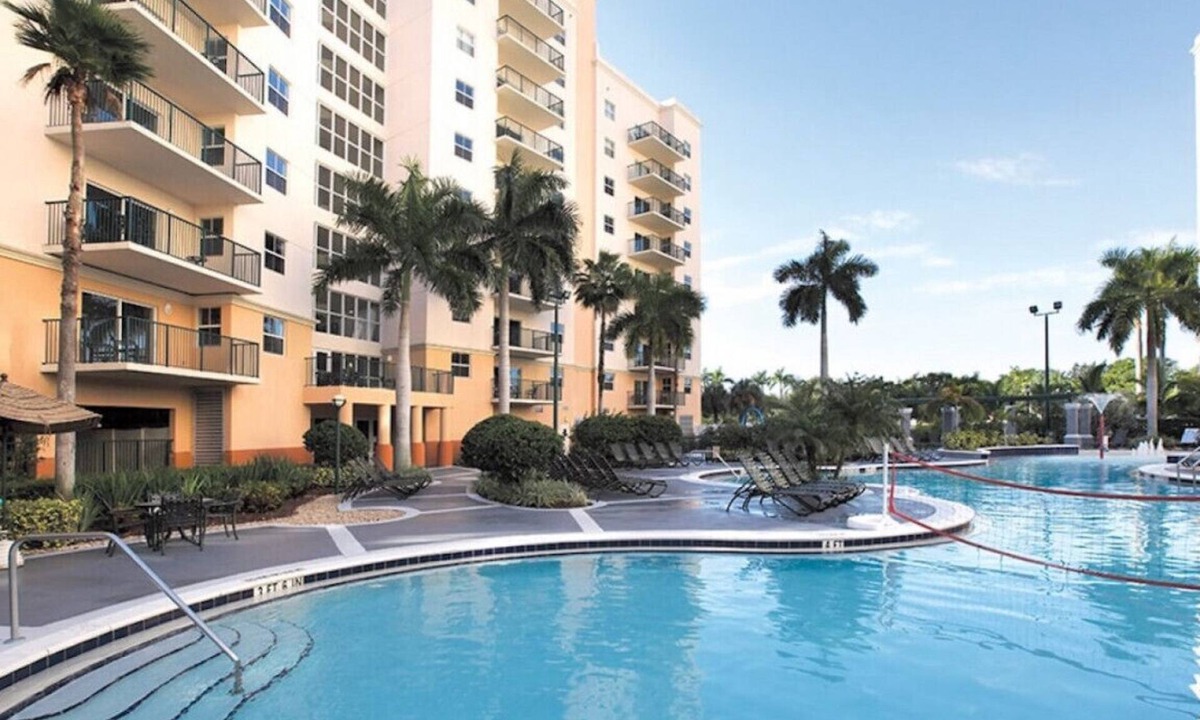 Survey Creek Resort | Official Wyndham Palm-Aire 2BR Suite - Sleeps 8 - Pools, Balcony & Resort Access