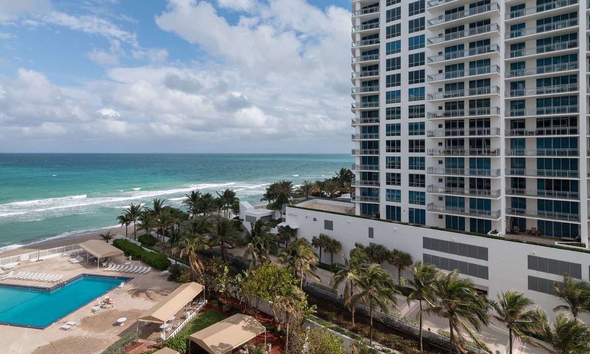 Hollywood South Central Beach Condo | On The Beach ! 2 Minutes to Exquisite Dinning and Shopping