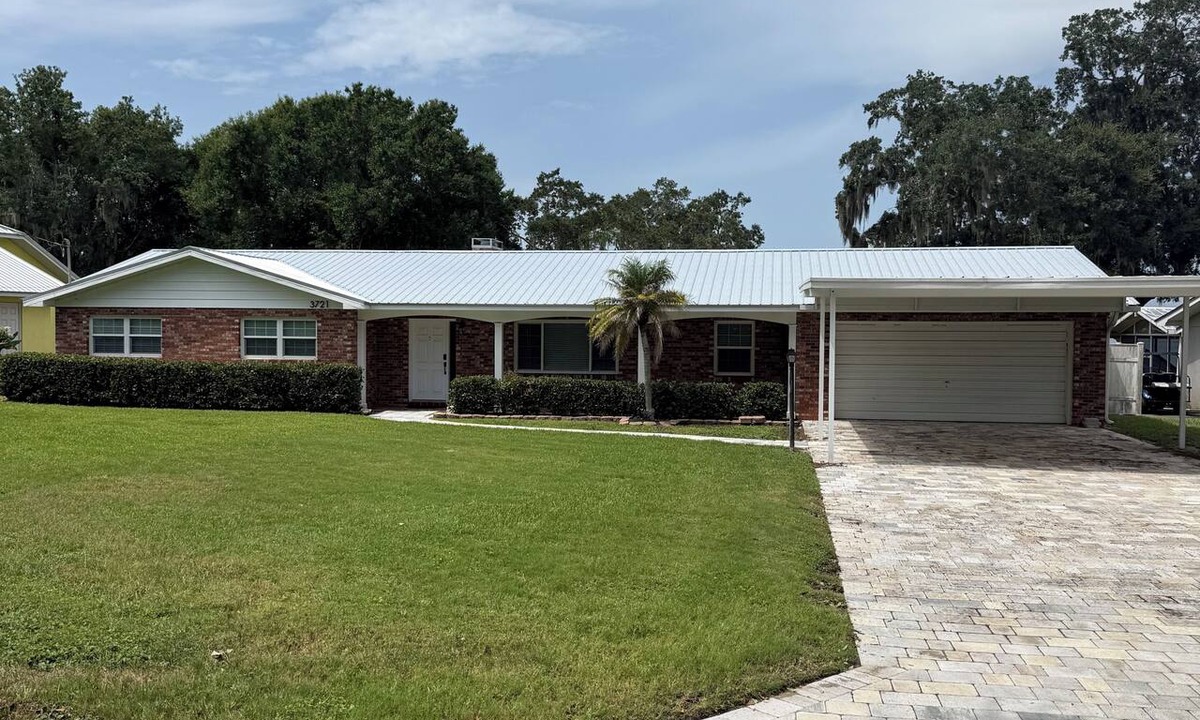 Winter Haven House | On the beautiful shores of Lake Conine connected by the Chain of Lakes