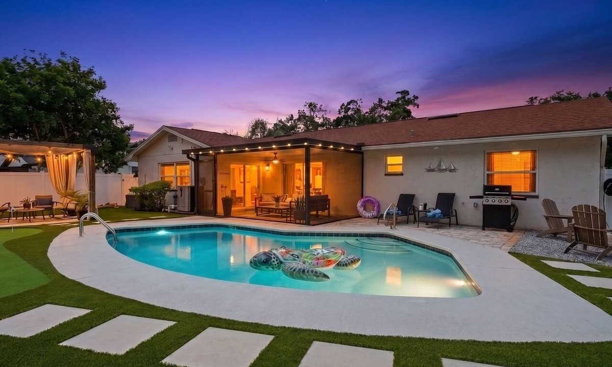 Dunedin House | Outdoor Oasis+ Heated Pool+Backyard Putting Green+Designer Style+Dunedin