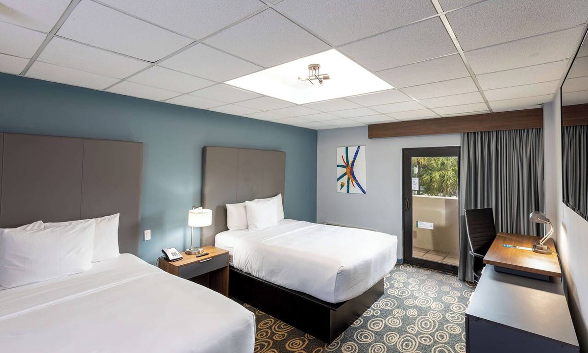 Flagami Hotel | Outdoor Pool And Free Airport Shuttle, Near Cruise Terminal | 4 Relaxing Units