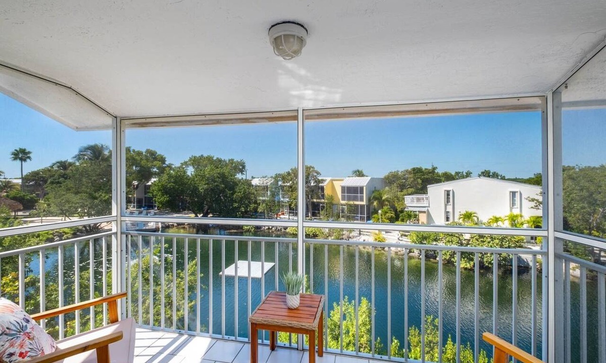 Rock Harbor Villa | Overlooking Saltwater Lagoon Free Kayaks Renovated
