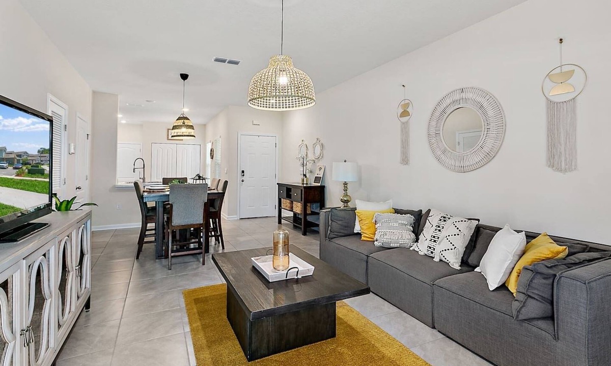 Baymeadows House | Palm Villa: 5 beds Playground, UNF, Mayo, Downtown