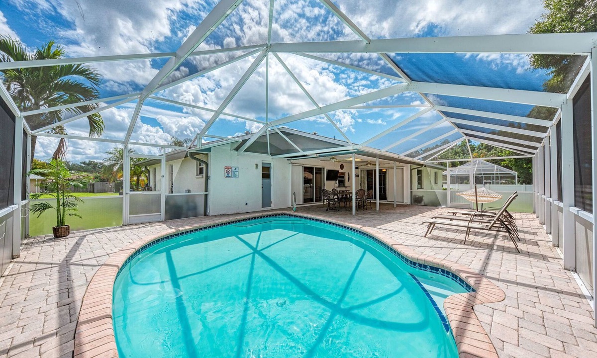 South Venice House | PAWS & PLAY: PET-FRIENDLY VACATION VENICE BEACH, SIESTA KEY SARASOTA FENCED YARD