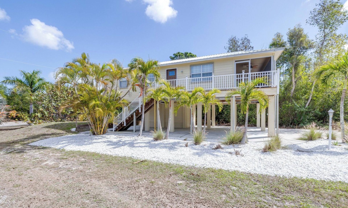 Pineland House | Peaceful 2-bedroom house close to historic Tarpon Lodge and marina