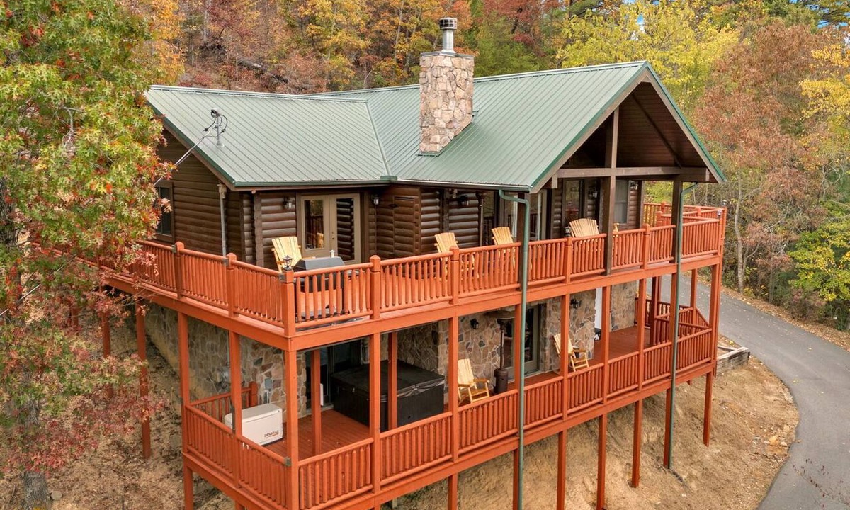 Gatlinburg - Pigeon Forge Cabin | Peaceful and Secluded Cabin with Hot Tub, Game Room, Accommodates 11 Comfortably
