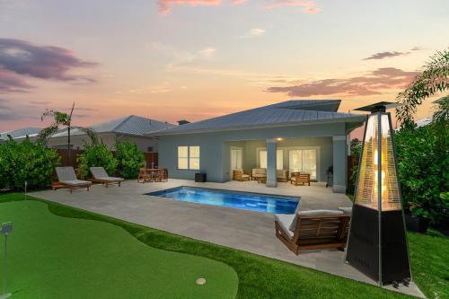 Jensen Beach House | Peacock Palace Brand New Heated and Chilled Pool Golf Gym