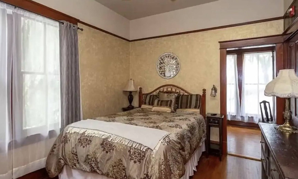 Oakland House | Peacock Room in Central Florida's Historic Gem & wedding venue- The Oakland Manor House