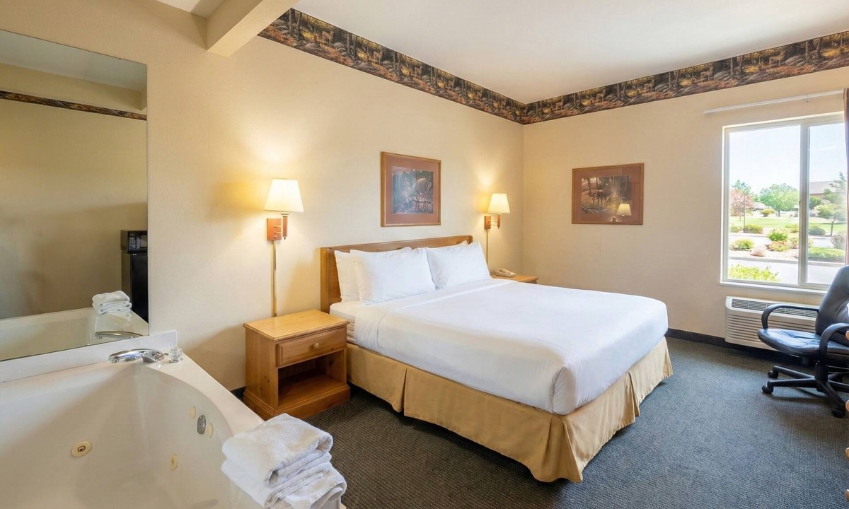 Levering Hotel | Pellston Lodge