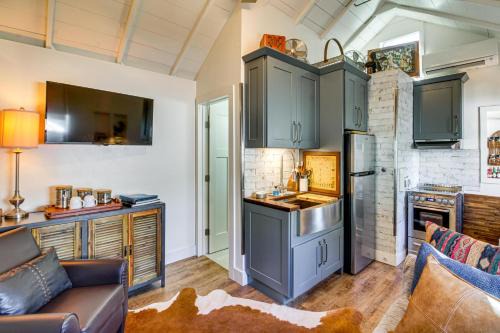East Hill House | Pensacola Tiny House < 1 Mi to Bayview Park!
