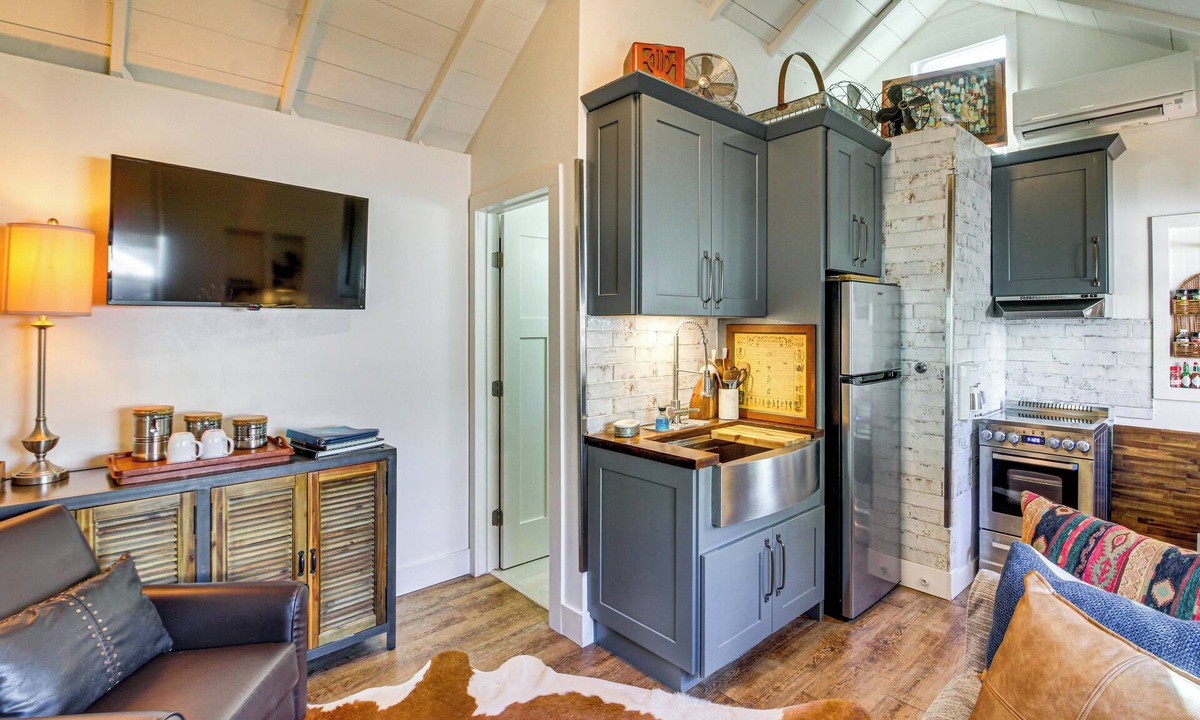 East Hill House | Pensacola Tiny House < 1 Mi to Bayview Park!