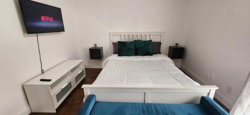 Tamarac House | Perfect Location! Queen Room Near Malls, Dining & Stores!