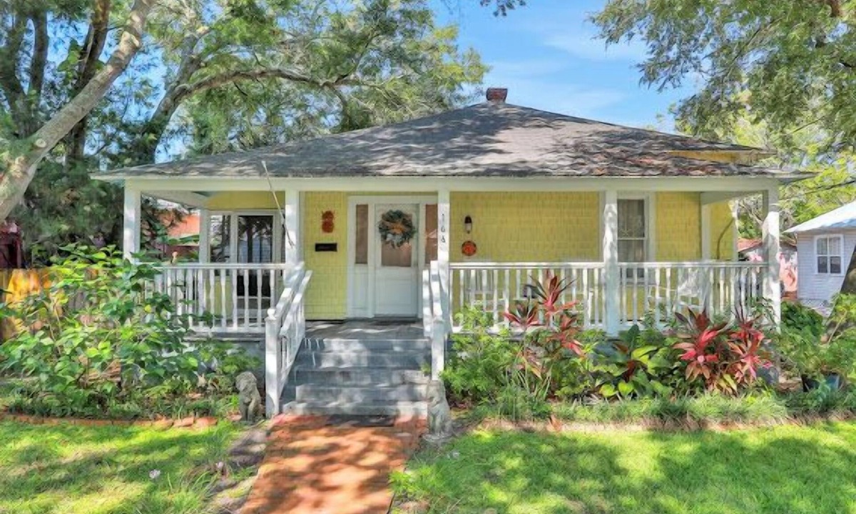 St. Augustine Cottage | Pet friendly, but please check traveling with pets, with short walk to town.