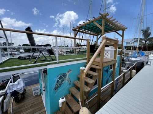 Merritt Island Boat Rental | Pet-Friendly Equipped Boat Rental with Private Rooftop Deck and Views in Florida