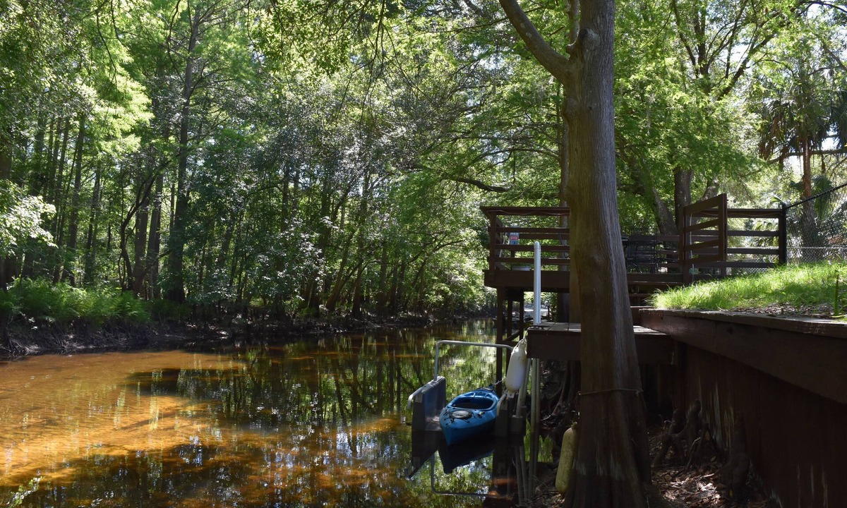 Dunnellon House | Pet safe fenced backyard on Withlacoochee River Kayaks Bikes internet provided