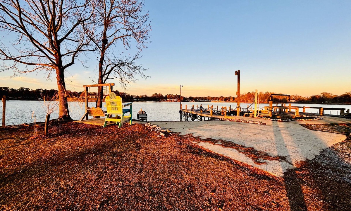 Lincoln Apartment | Pet’s love “The Bachelor” Lakefront Apt @ Sunset Estates