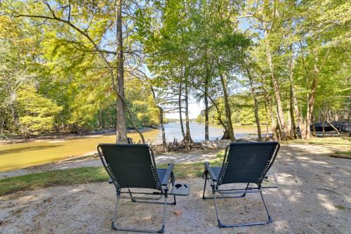 Cherokee Apartment | Pickwick Lake Cabin Private Hot Tub, Shared Perks