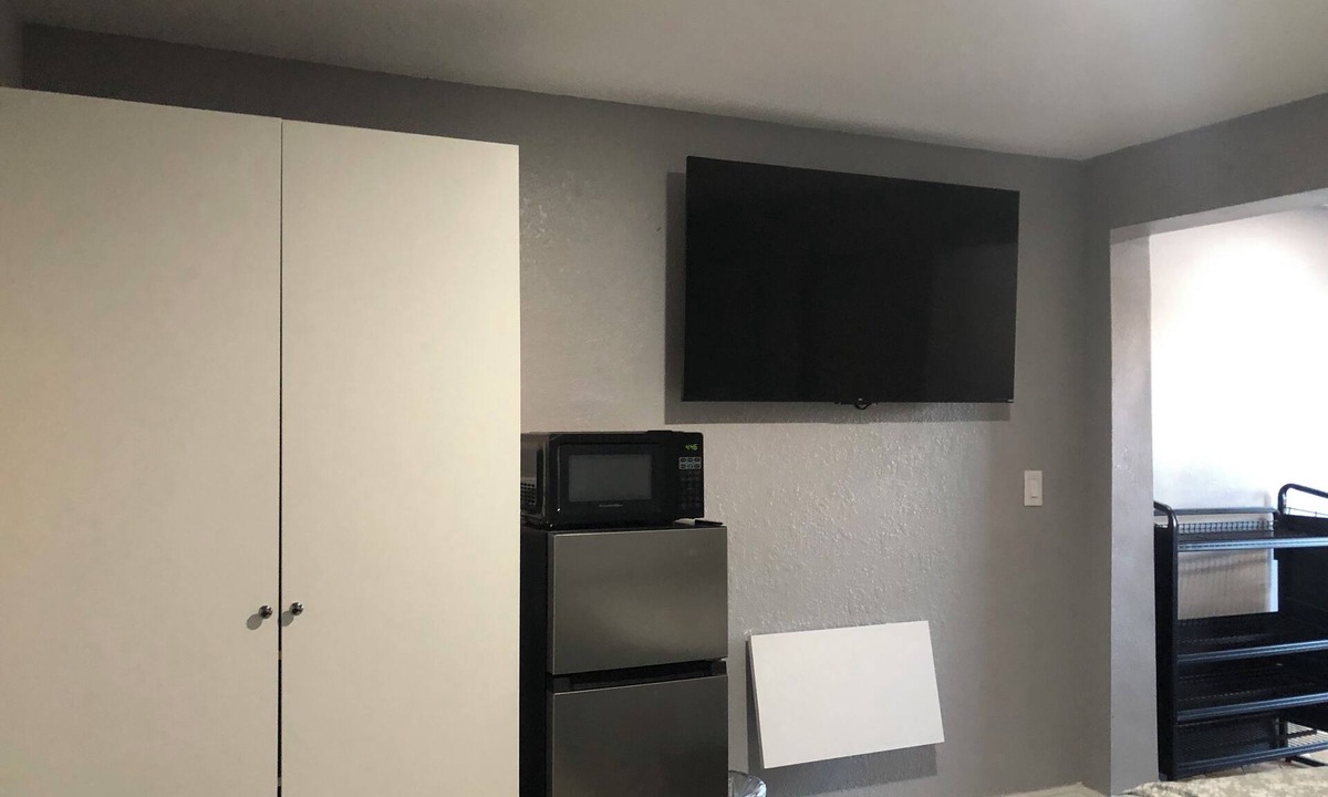 Pinellas Park Apartment | Pleasant 1-bedroom NEW Studio 3 with NEW AC in Pinellas Park