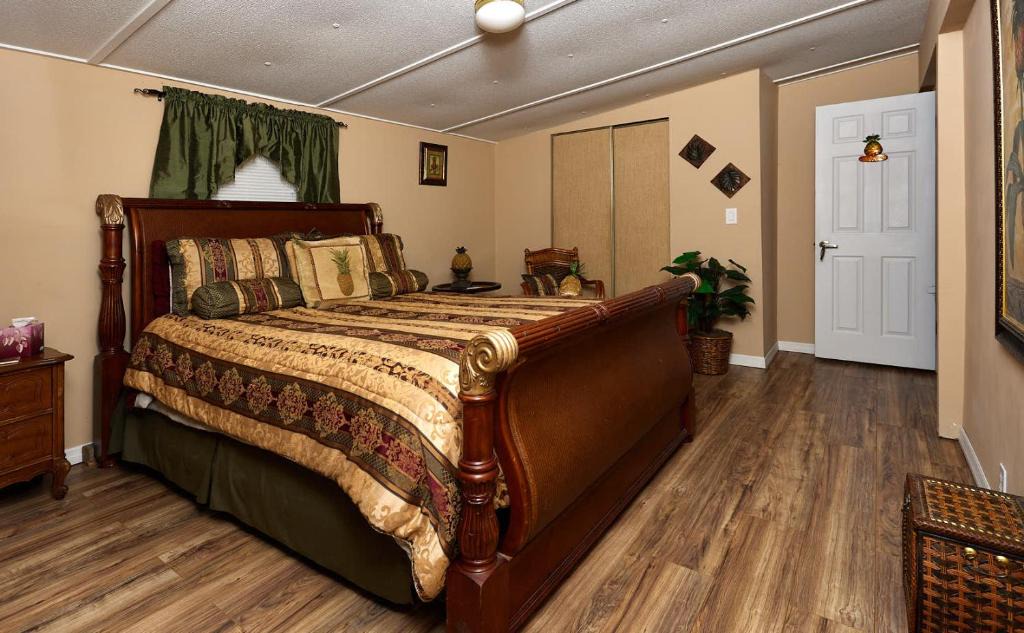 Homosassa House | Pleasant Days Lodging Tropical Master Suite