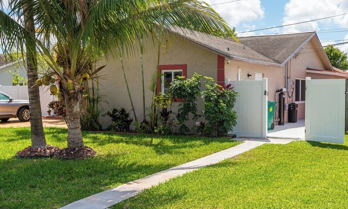Lauderhill Apartment | Pleasant studio with AC in friendly Lauderhill neighborhood