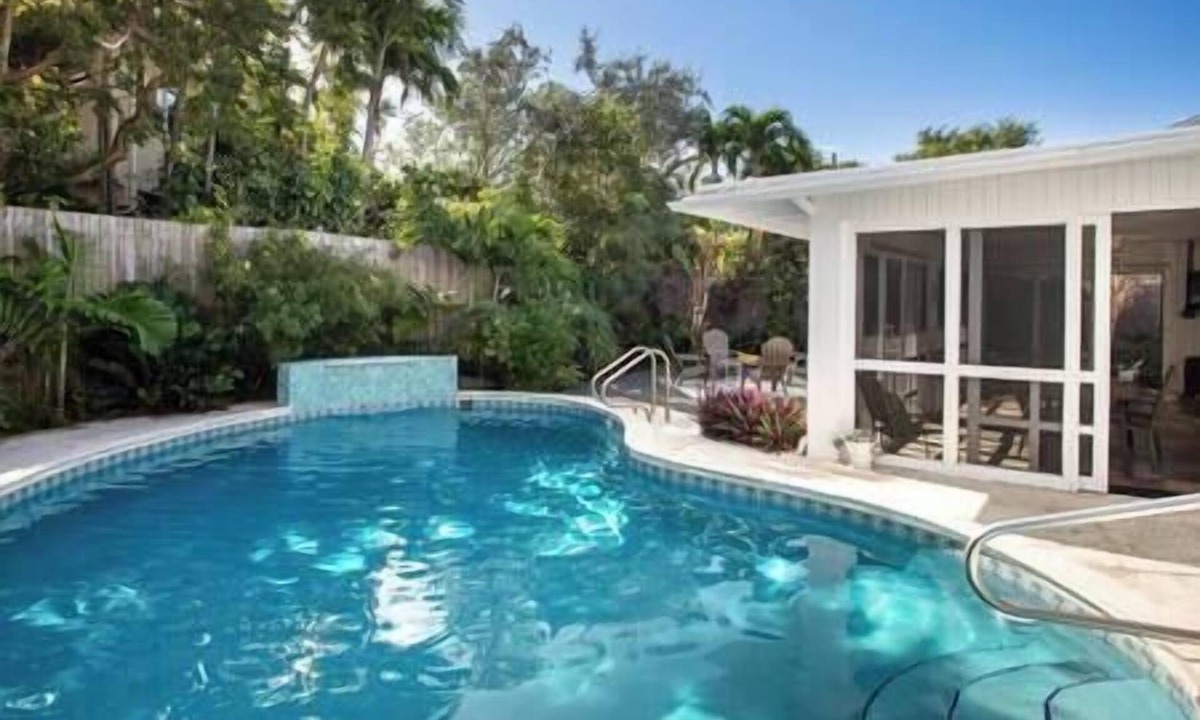 Midtown House | Plumeria Paradise, Your Tropical Retreat Close to the Beach