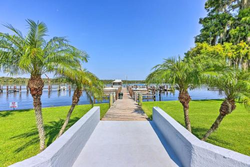 Welaka House | Pool Access & Lanai! Welaka Condo on St Johns