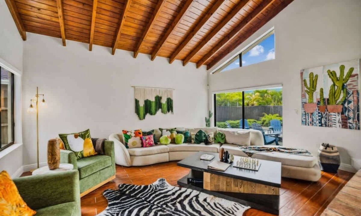 The Hammocks House | Pool * BBQ * Fire pit * Pool Table * TV room