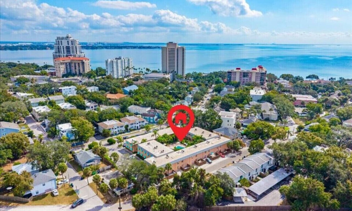 Bayshore Gardens Apartment | Pool/FreeParking - 2BD 1 Block from the Water